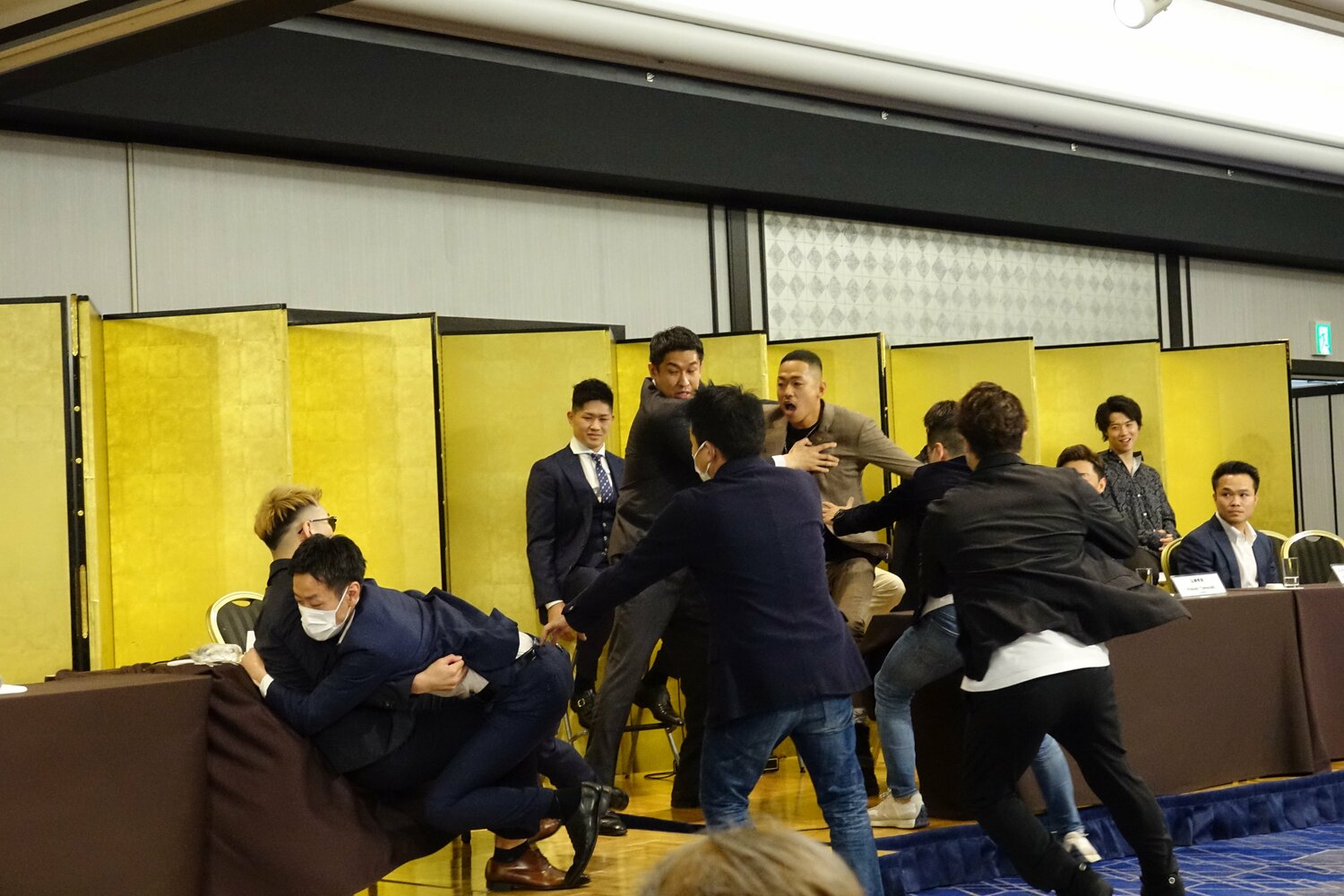 YA-MANと芦澤竜誠の乱闘によって会見場は騒然　©Koji Fuse