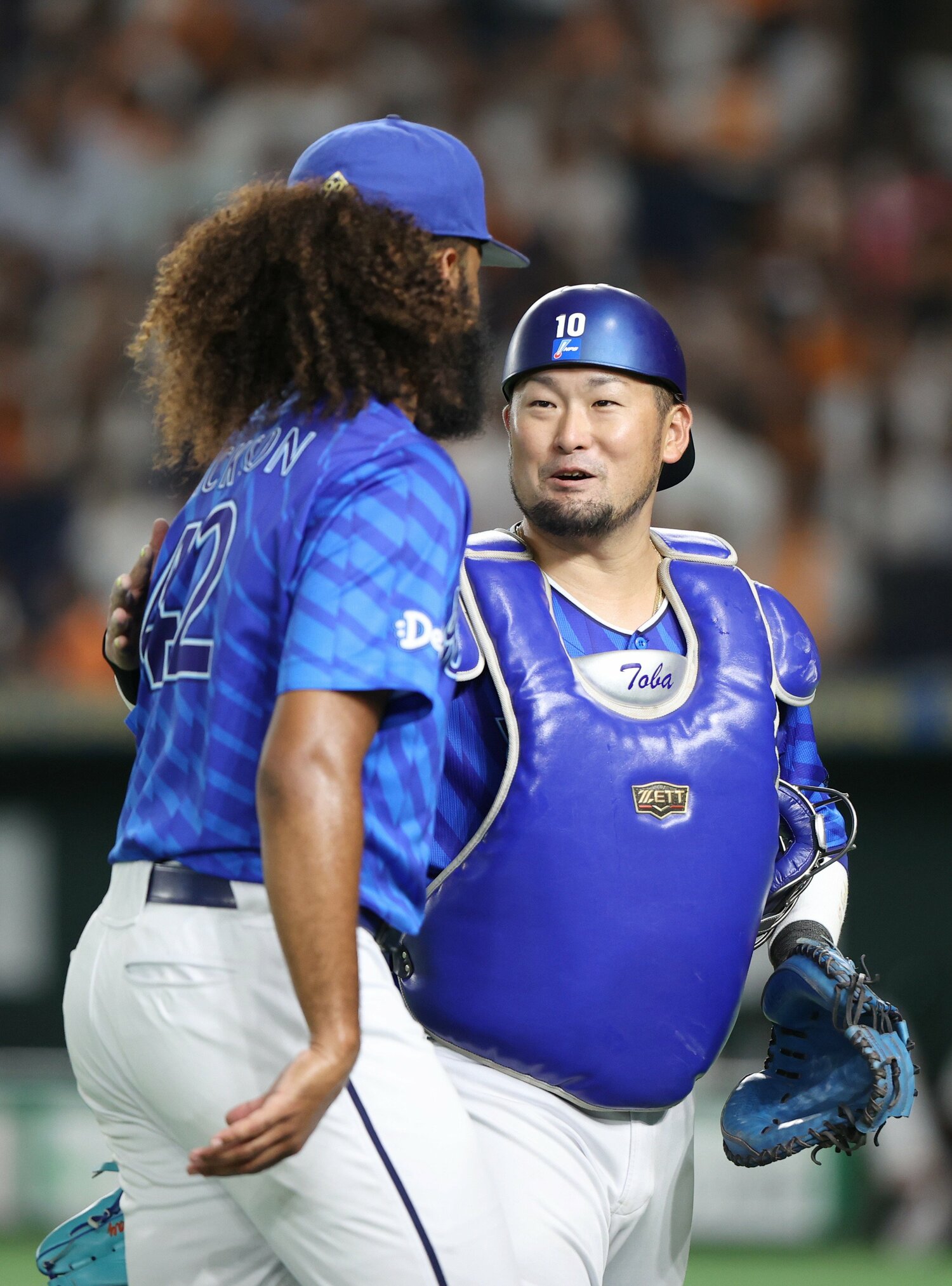 ジャクソンと会話しながらベンチに戻る。ジャクソンの日本球界適応に戸柱は大きく貢献した ©JIJI PRESS