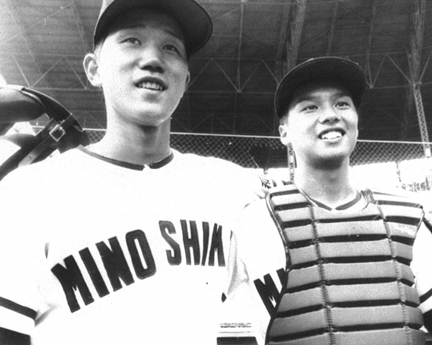 石井（左）と嶋田（右）の黄金バッテリーは社会人を経てプロ野球へ　©KYODO