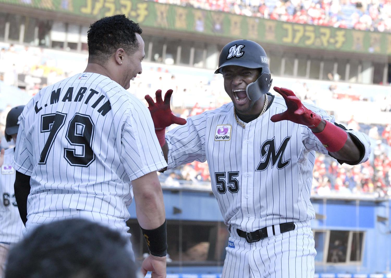 来日1号ホームランを放ち喜ぶエチェバリアを迎えるマーティン　©︎KYODO