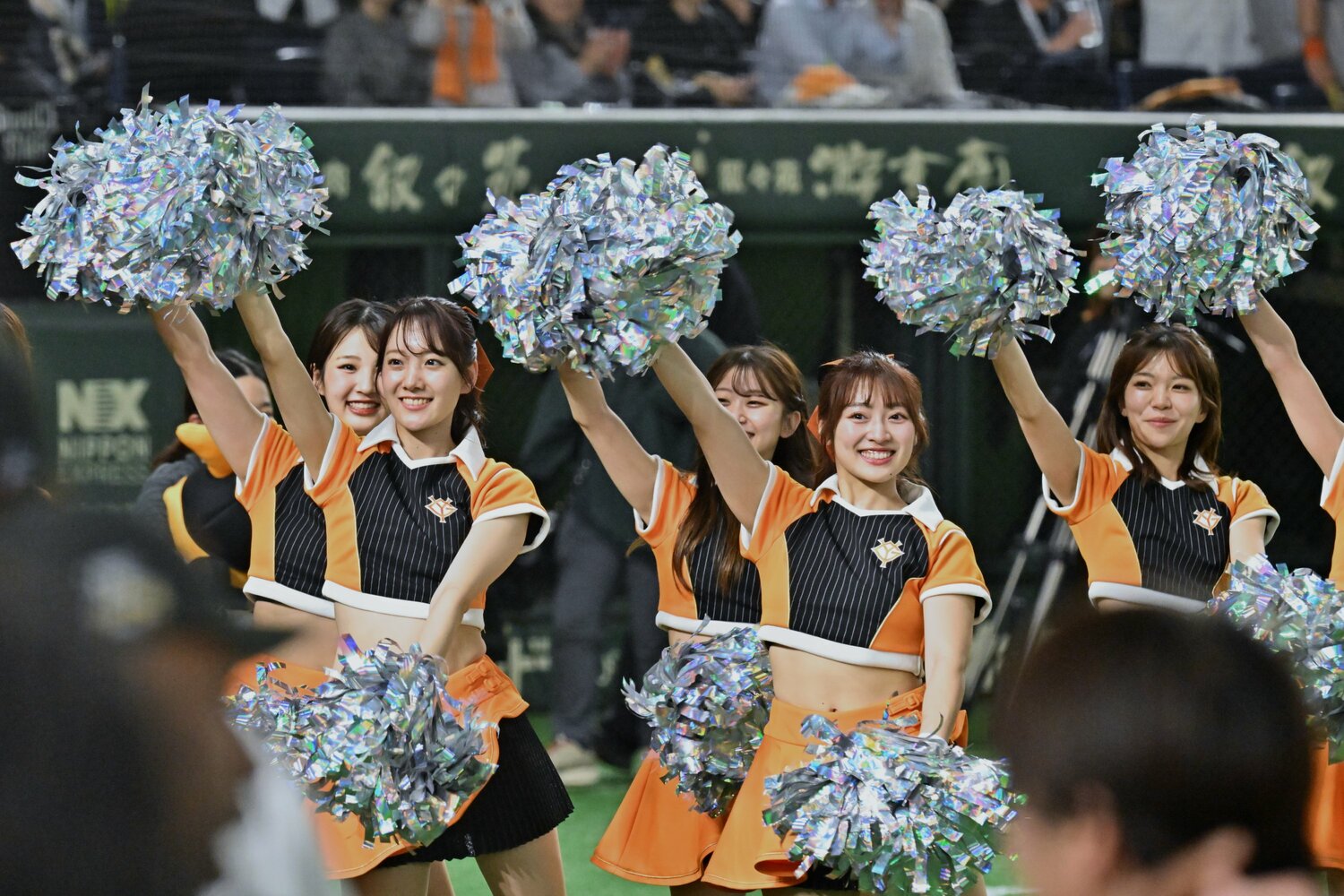 試合を盛り上げる「VENUS」のパフォーマンス　©Hideki Sugiyama