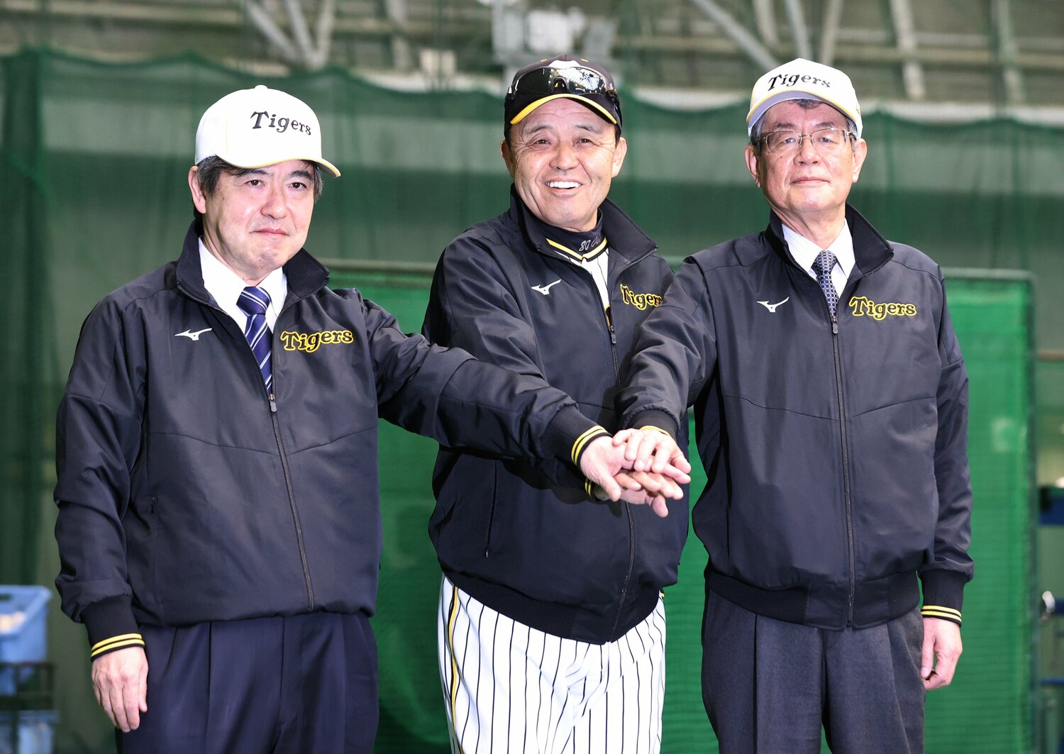 今春のキャンプで記念撮影に応じる(左から)杉山健博オーナー、岡田監督、秦雅夫球団会長。3人とも晴れやかな表情だ ©JIJI PRESS