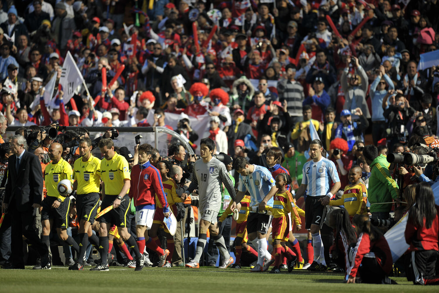 2010年南アフリカW杯のアルゼンチン対韓国。パク・チソンに続いて入場するチョン・ソンリョン　©Takuya Sugiyama/JMPA