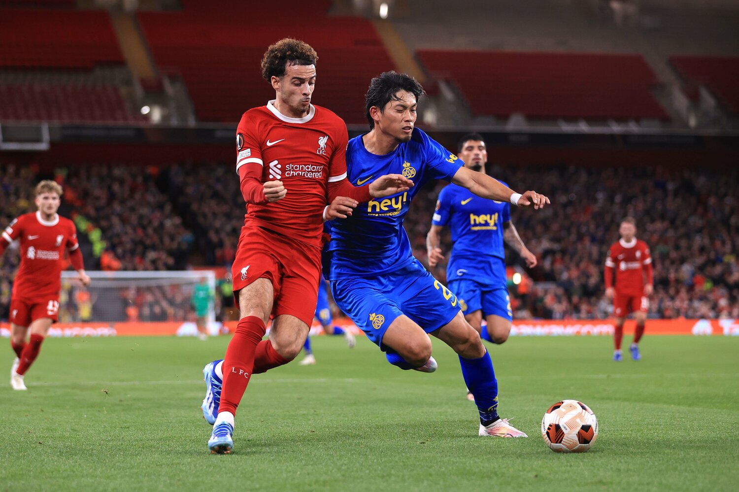 ELリバプール戦でカーティス・ジョーンズとデュエルする町田　©Getty Images