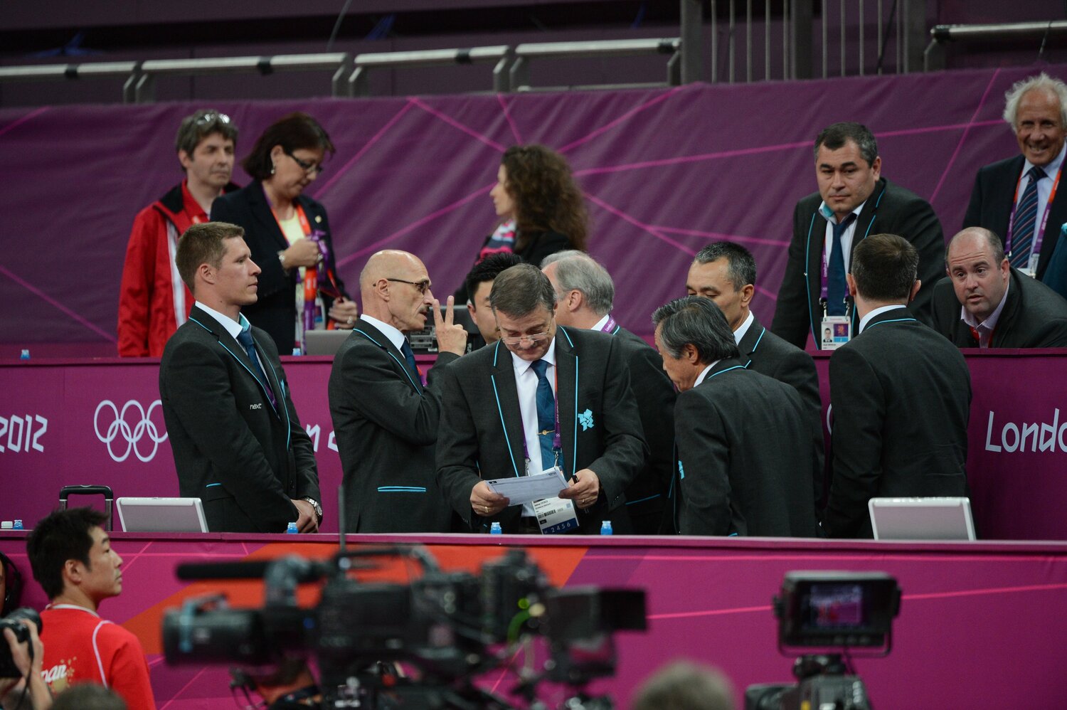 ロンドン五輪体操男子団体決勝、日本の得点を審議する審判団。買収されたわけではない　©JMPA