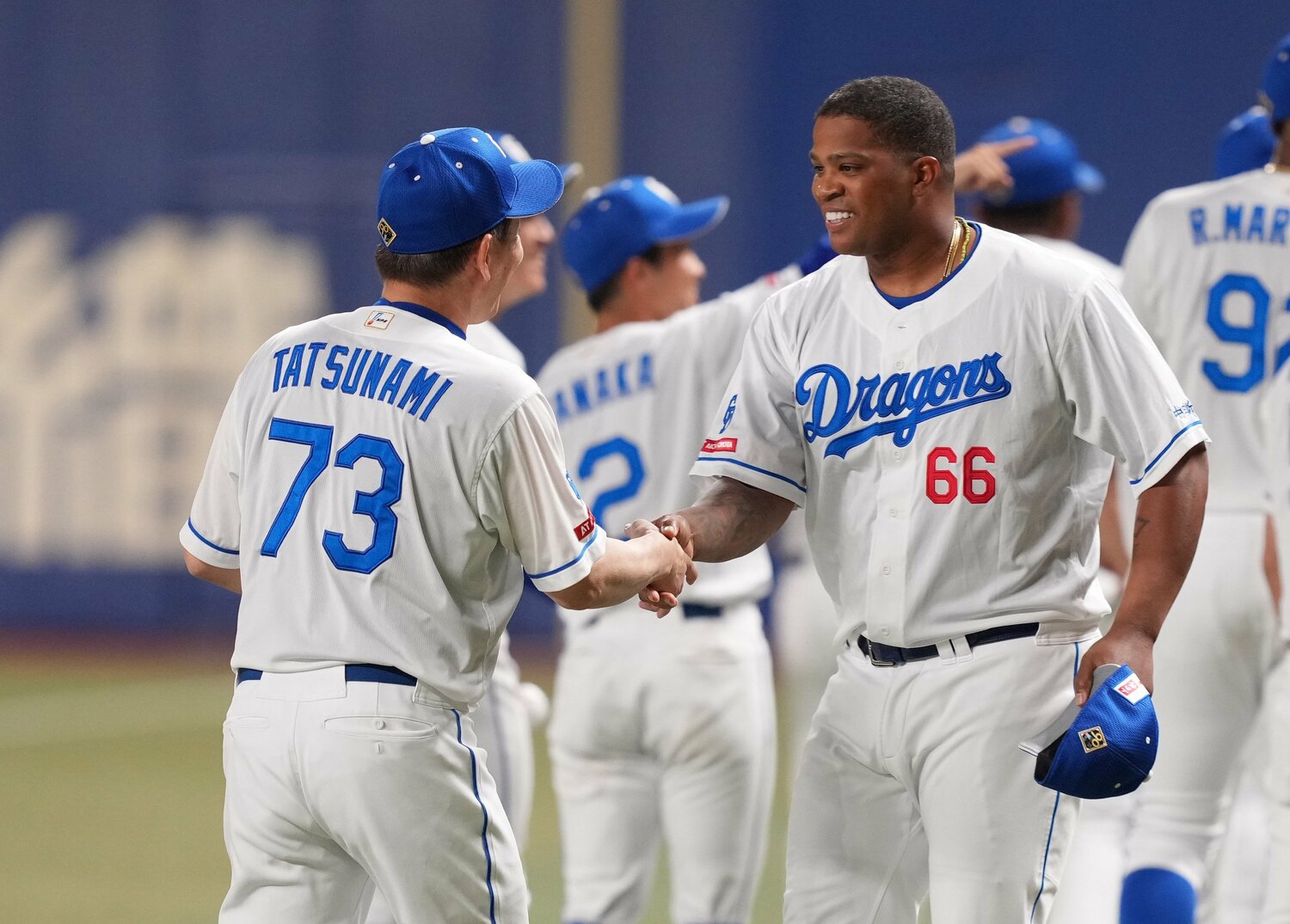 最後に立浪監督と握手を交わしたビシエド　©︎JIJI PRESS