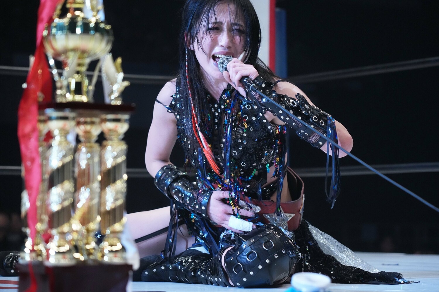 マイクを握る上谷沙弥　©Essei Hara