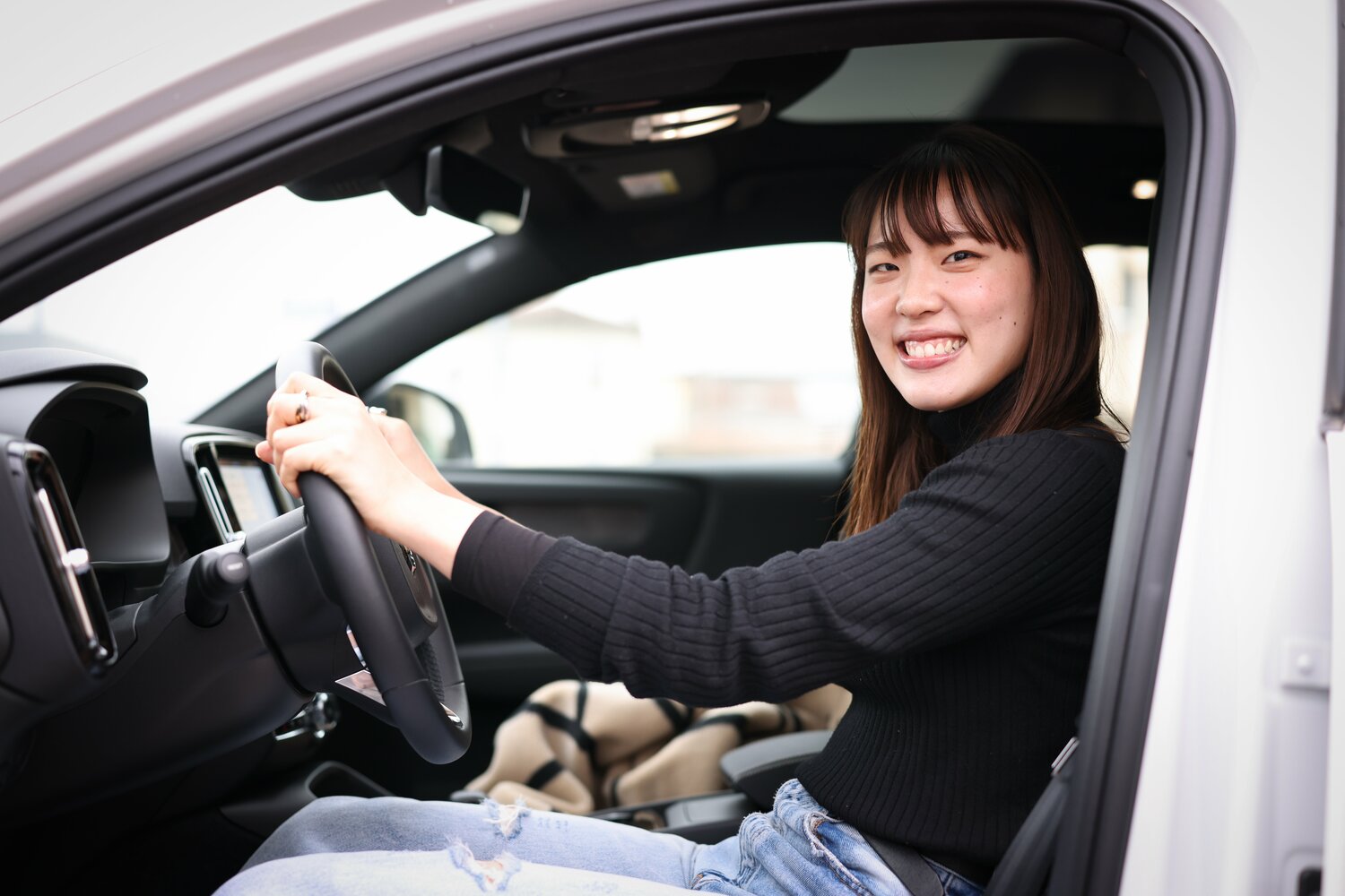 車の運転も様になってきた　©︎Takahisa Hirano
