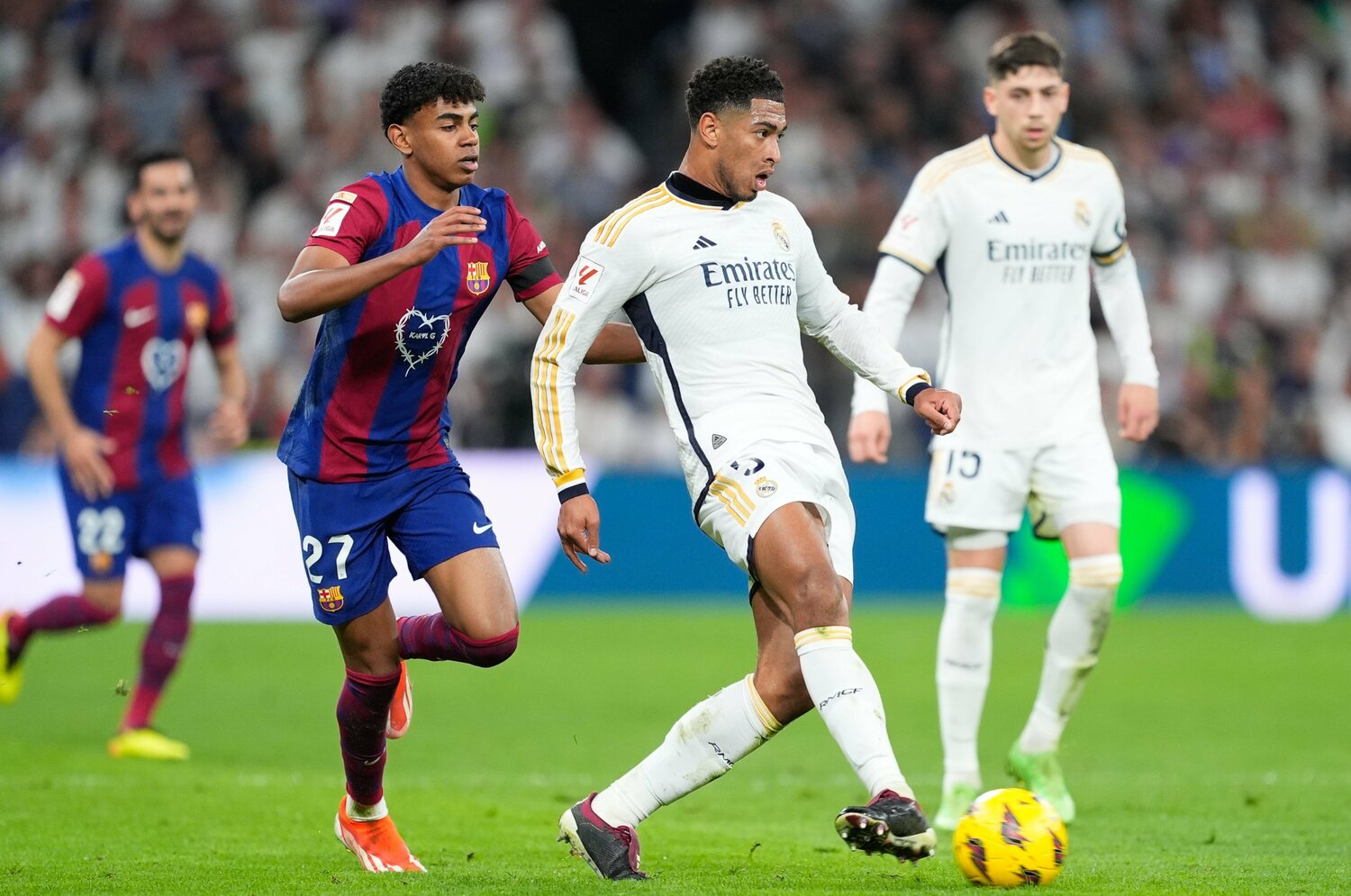 23-24シーズンのクラシコで対戦したヤマルとベリンガム　©Getty Images