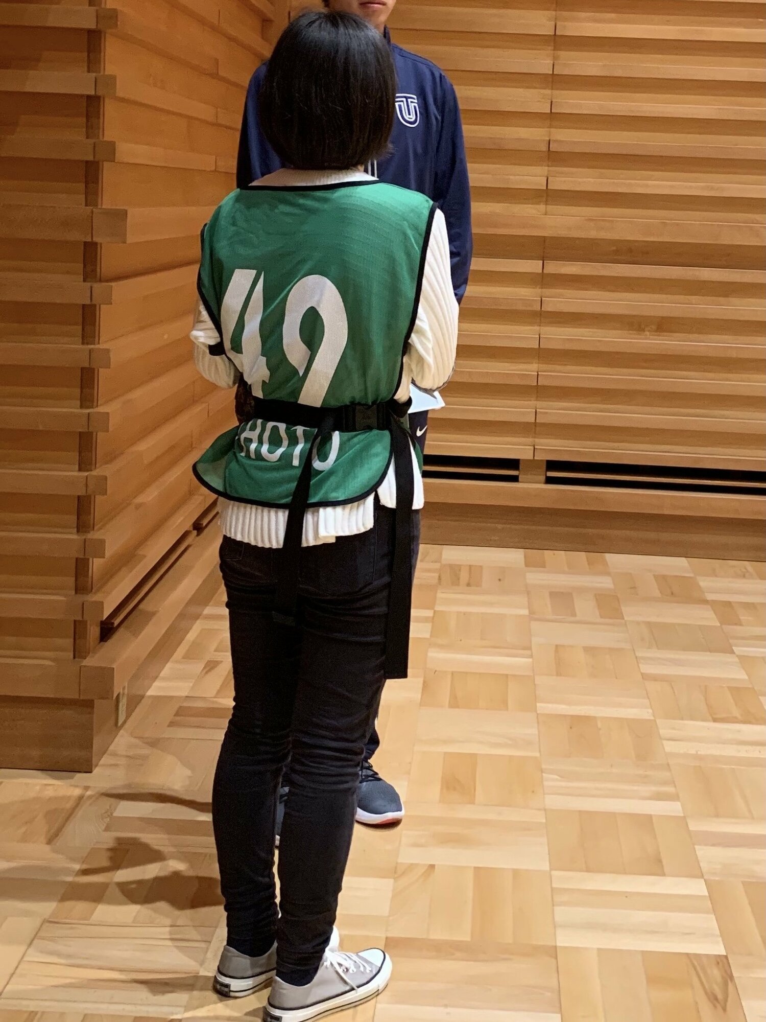 東洋大学スポーツ新聞編集部の水越里奈さん(3年)の取材中の一枚