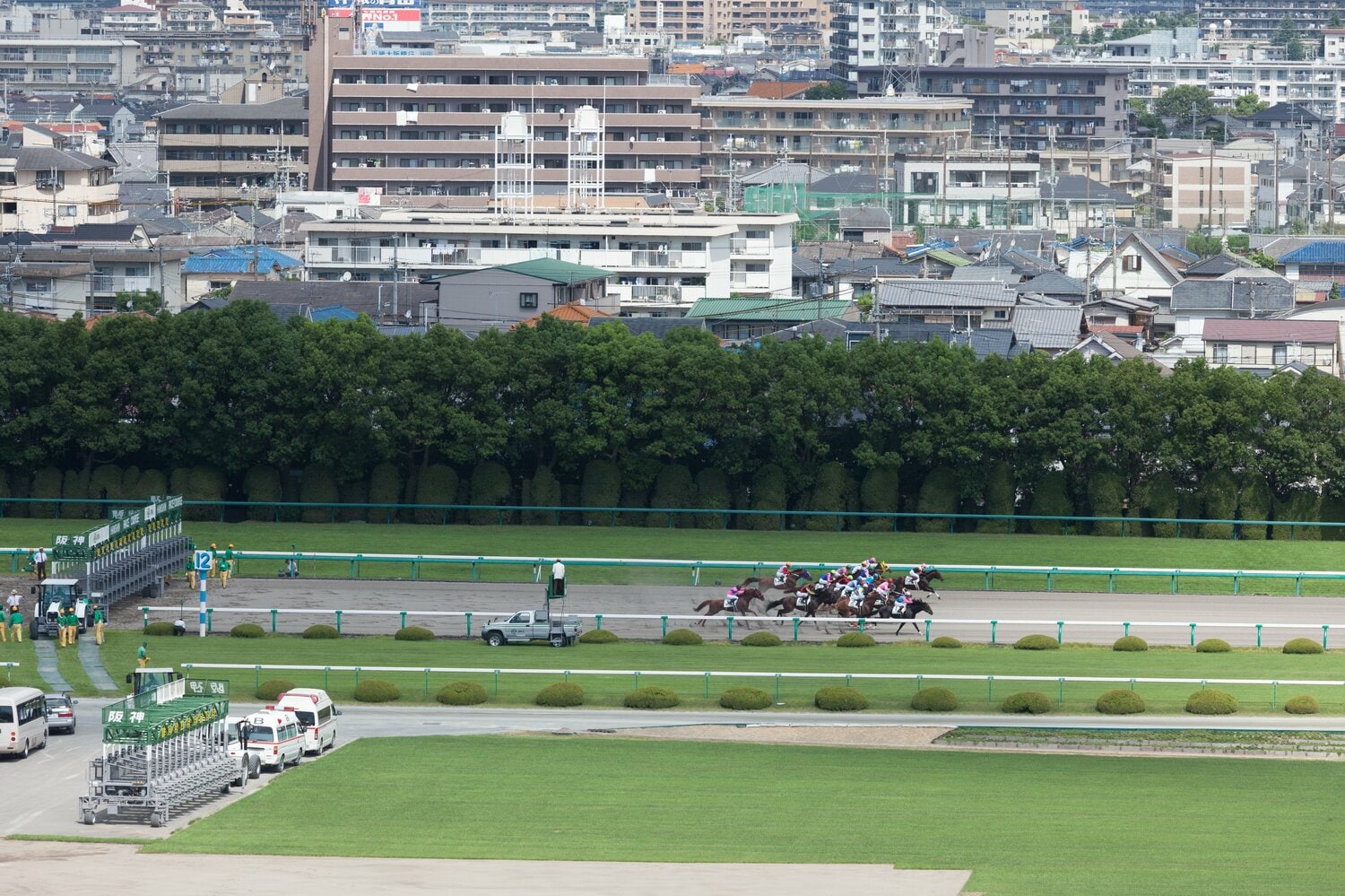 阪神競馬場から宝塚の街を望む(2011年撮影)。そもそも阪神競馬場のルーツは西宮市の海沿い、鳴尾浜にあった ©Getty Images