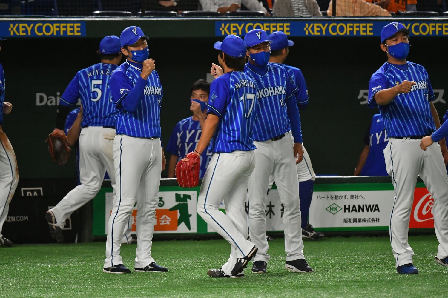 期せずして同じ年にDeNAを離れることになった戦友、三浦と三嶋　©Hideki Sugiyama