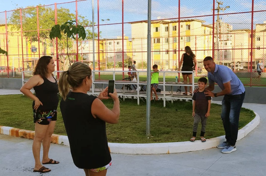町の人気者で、どこへ行っても写真やサインを求められる ©Hiroaki Sawada