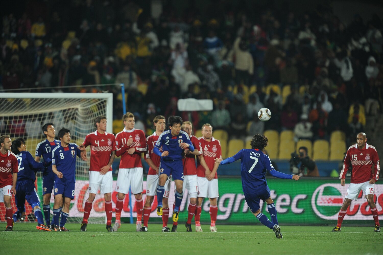 南アフリカW杯のデンマーク戦でフリーキックを決めた遠藤保仁　©JMPA