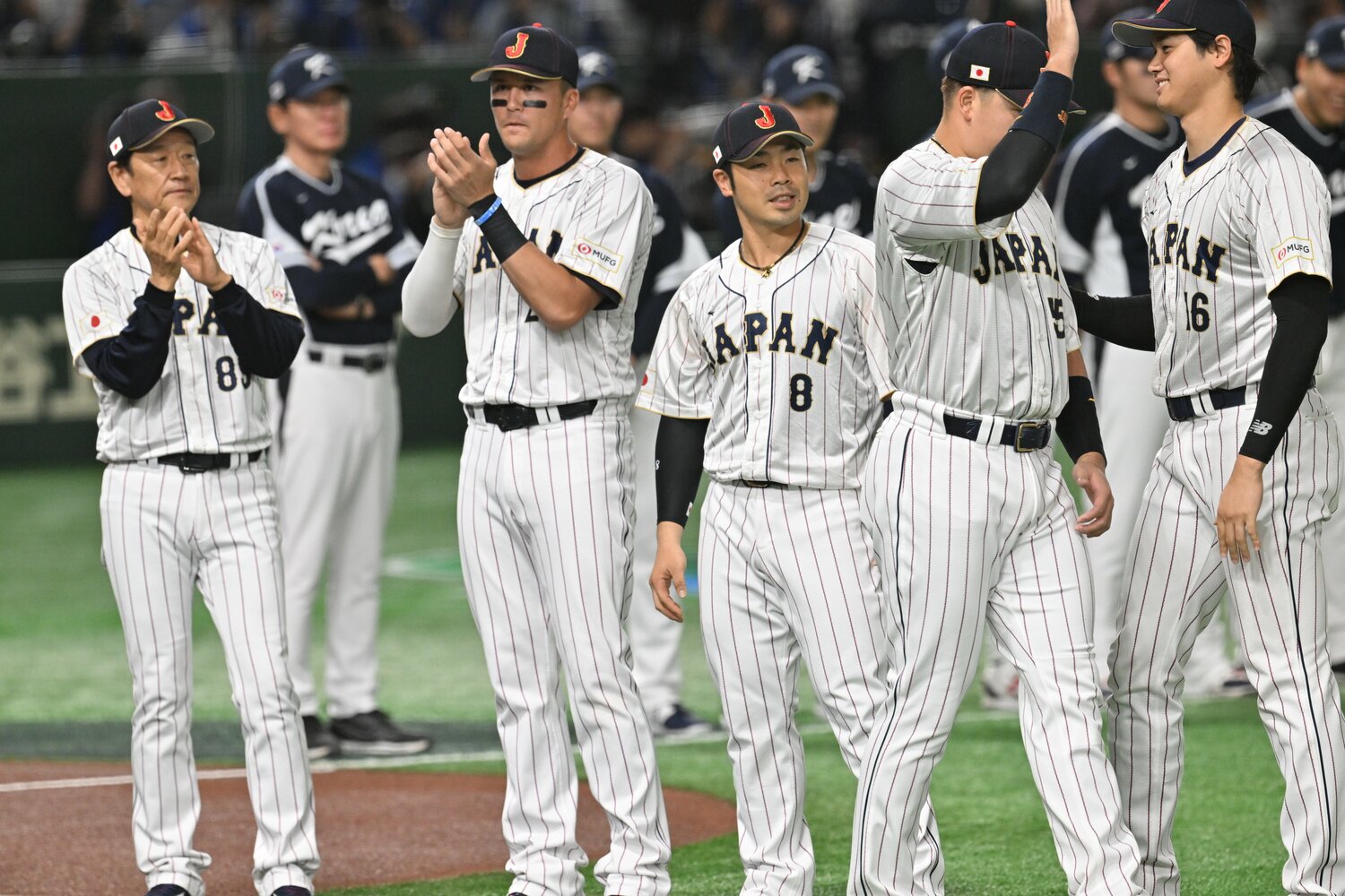 2023年WBC。ヌートバーと大谷に挟まれる近藤。身長は171cmだ　©Naoya Sanuki