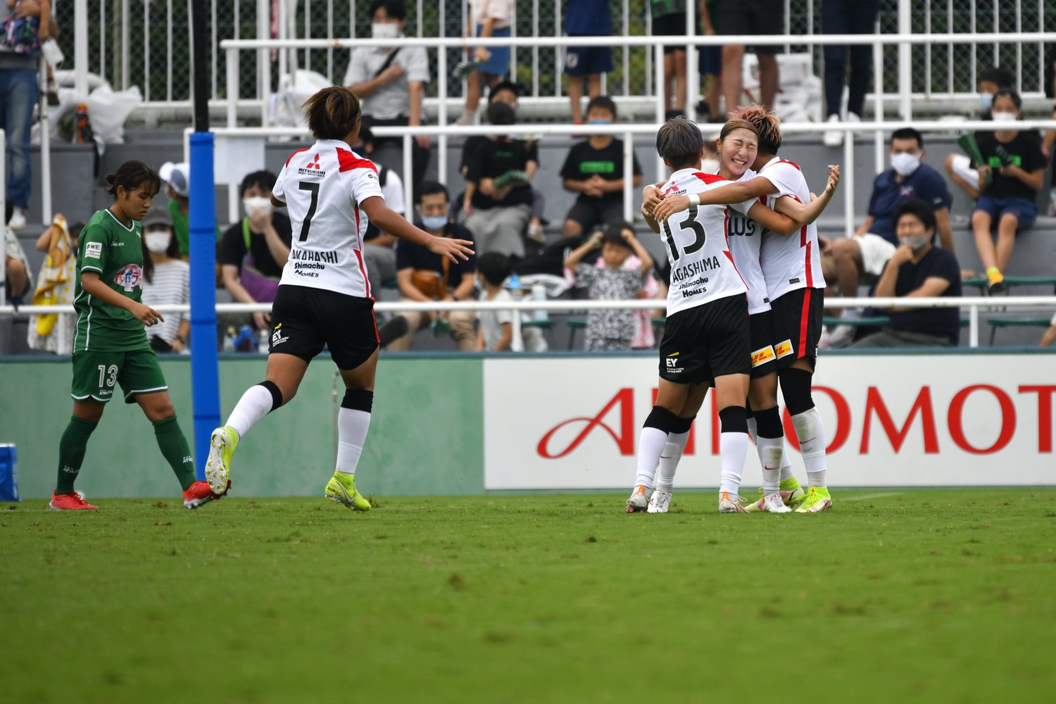 塩越のゴールに喜ぶ浦和イレブン　©Takuya Sugiyama