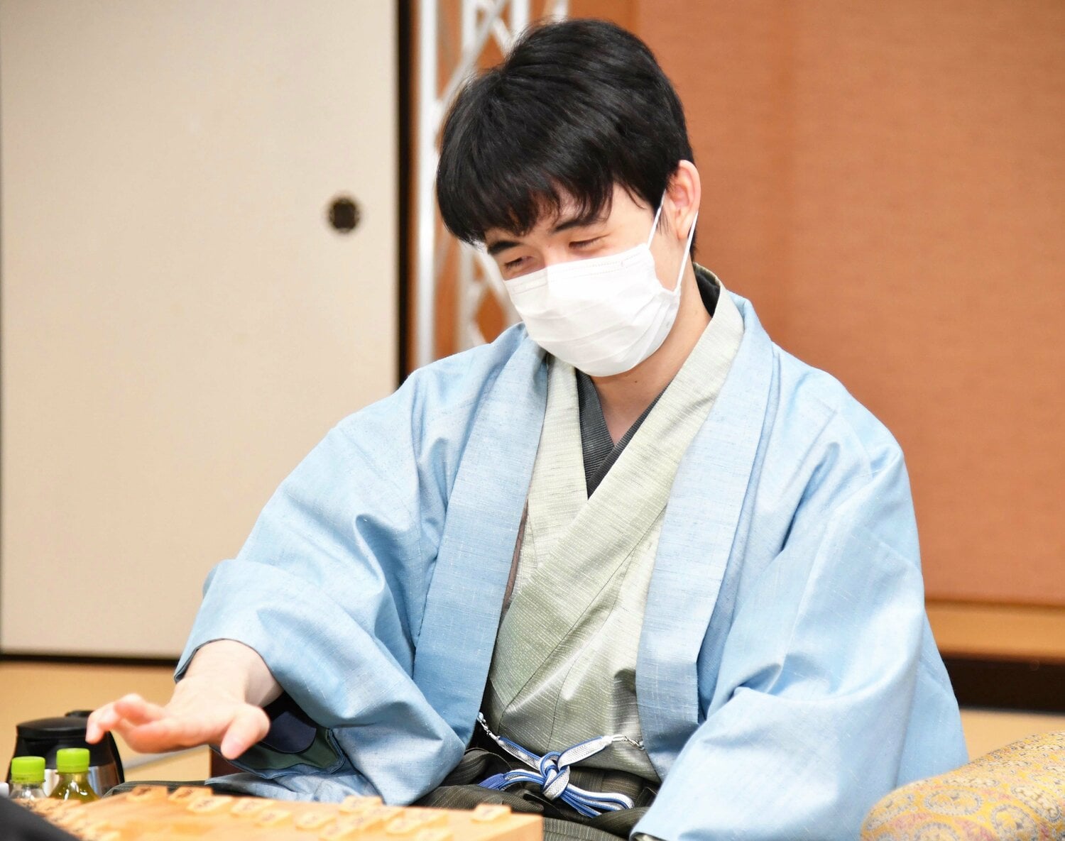 王将戦第3局、感想戦での藤井五冠（代表撮影） ©JIJI PRESS