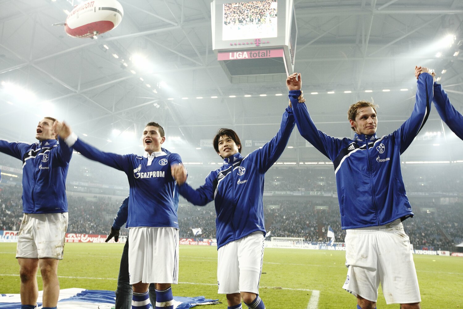 2010-11シーズンのシャルケと内田　©Takuya Sugiyama