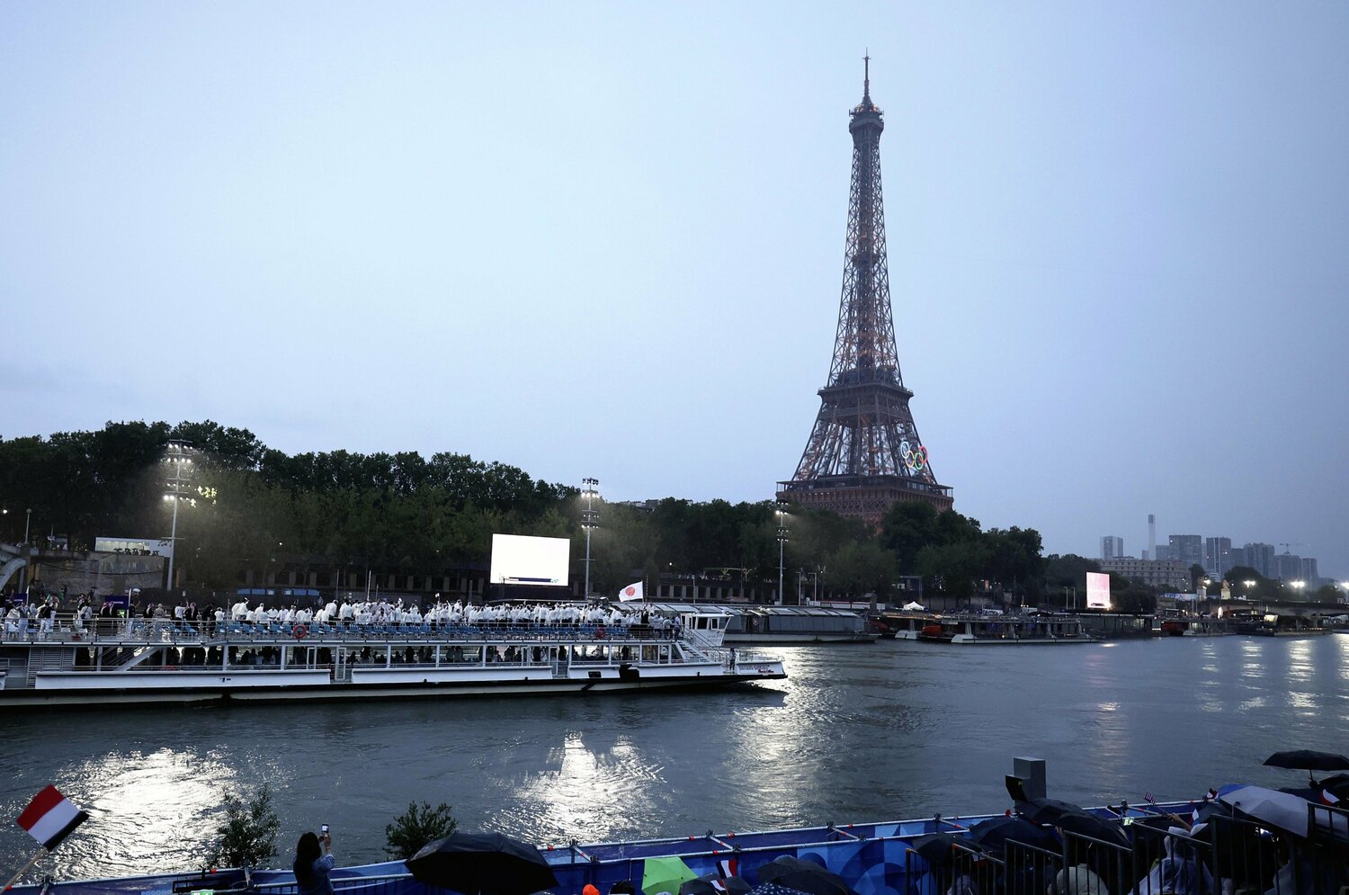 フランスはパリ五輪開会式をどう見たか？「魔法のよう」絶賛する新聞、「汚らわしい」激怒する右翼…開幕前の無関心→五輪一色の世論を現地報告＜Number Web＞ photograph by 代表撮影