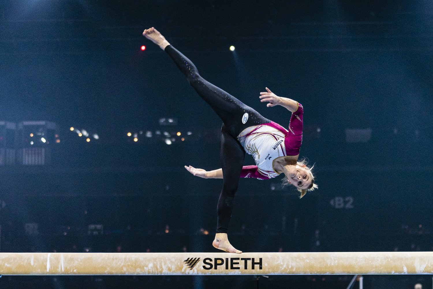 ユニタードで平均台演技をするサラ・フォス選手　©Getty Images