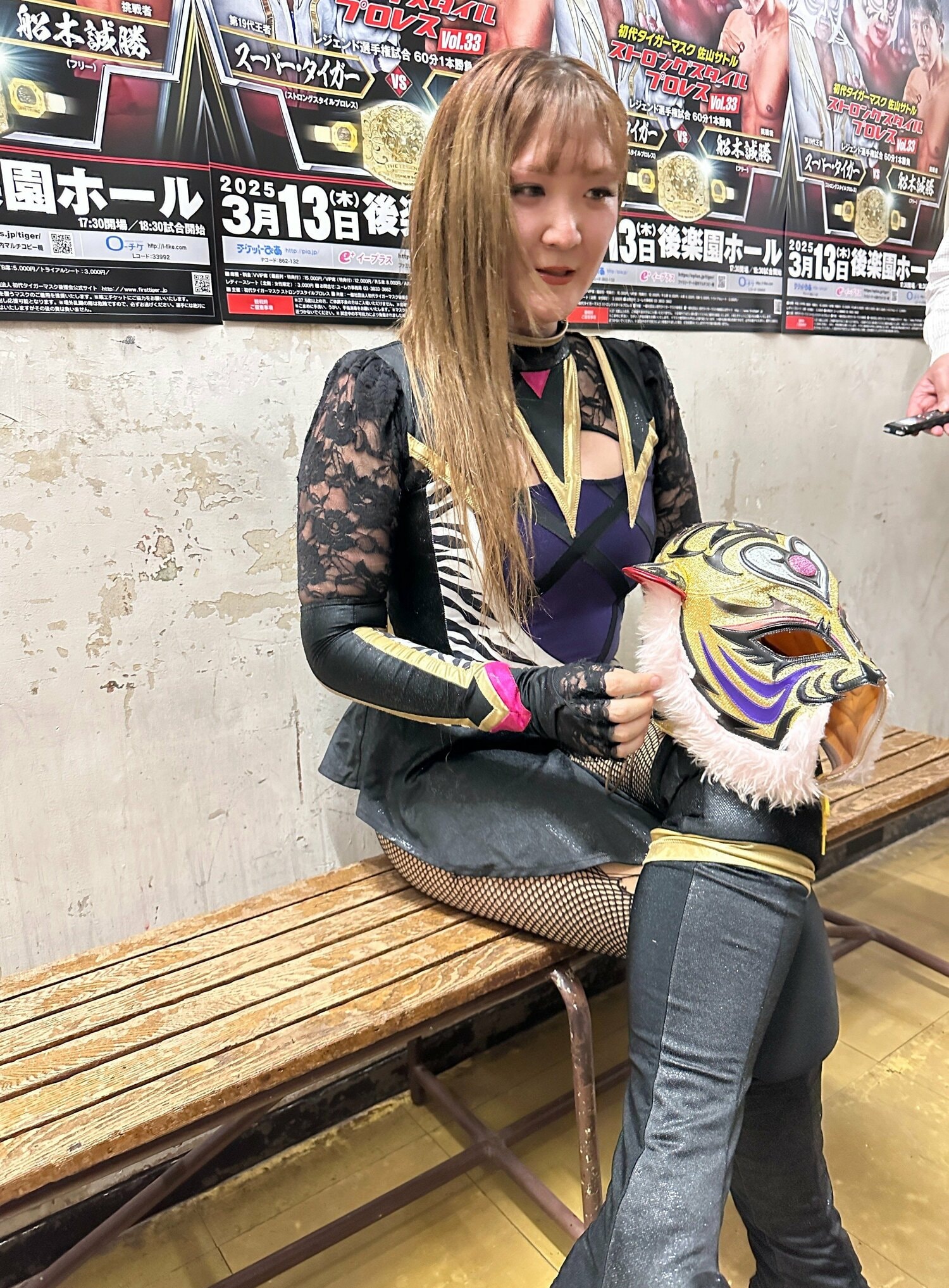 試合後、マスクを手にタイガー・クイーンへの思いを明かしたVENY