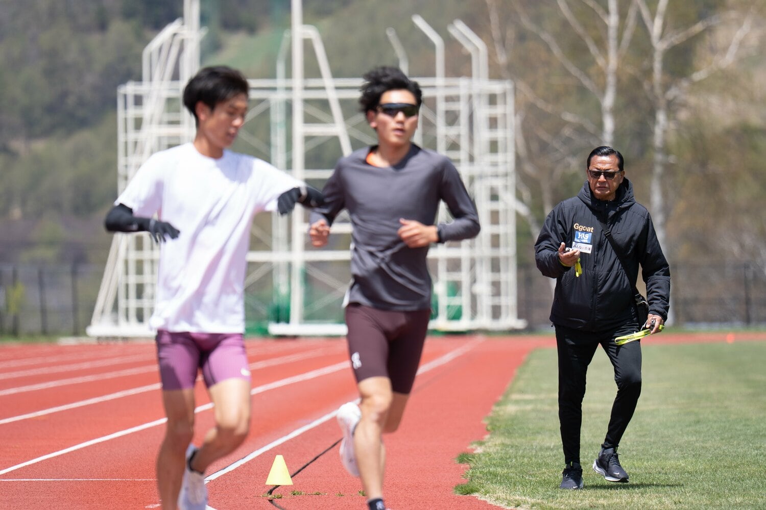 鈴木と篠原のポイント練習のタイムをチェックする大八木総監督　©Shiro Miyake