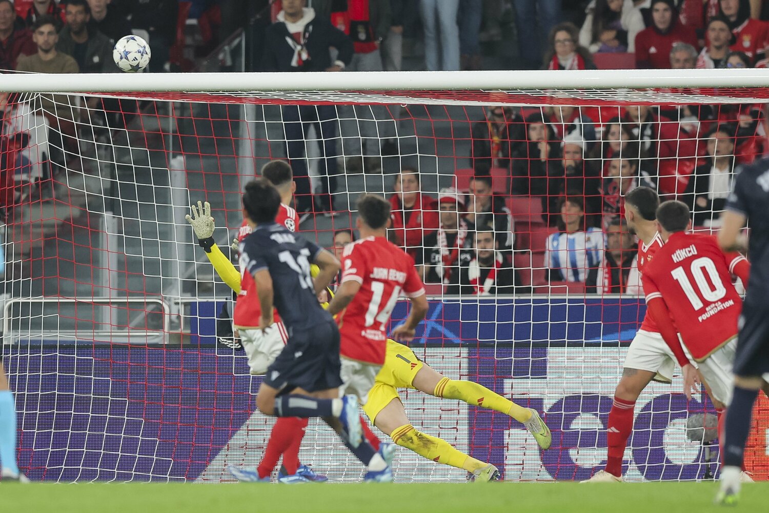 ベンフィカ戦で久保が放ったクロスバー直撃のシュート。入っていれば確実に語り草だった　©Global Images/Sipa USA/JIJI PRESS