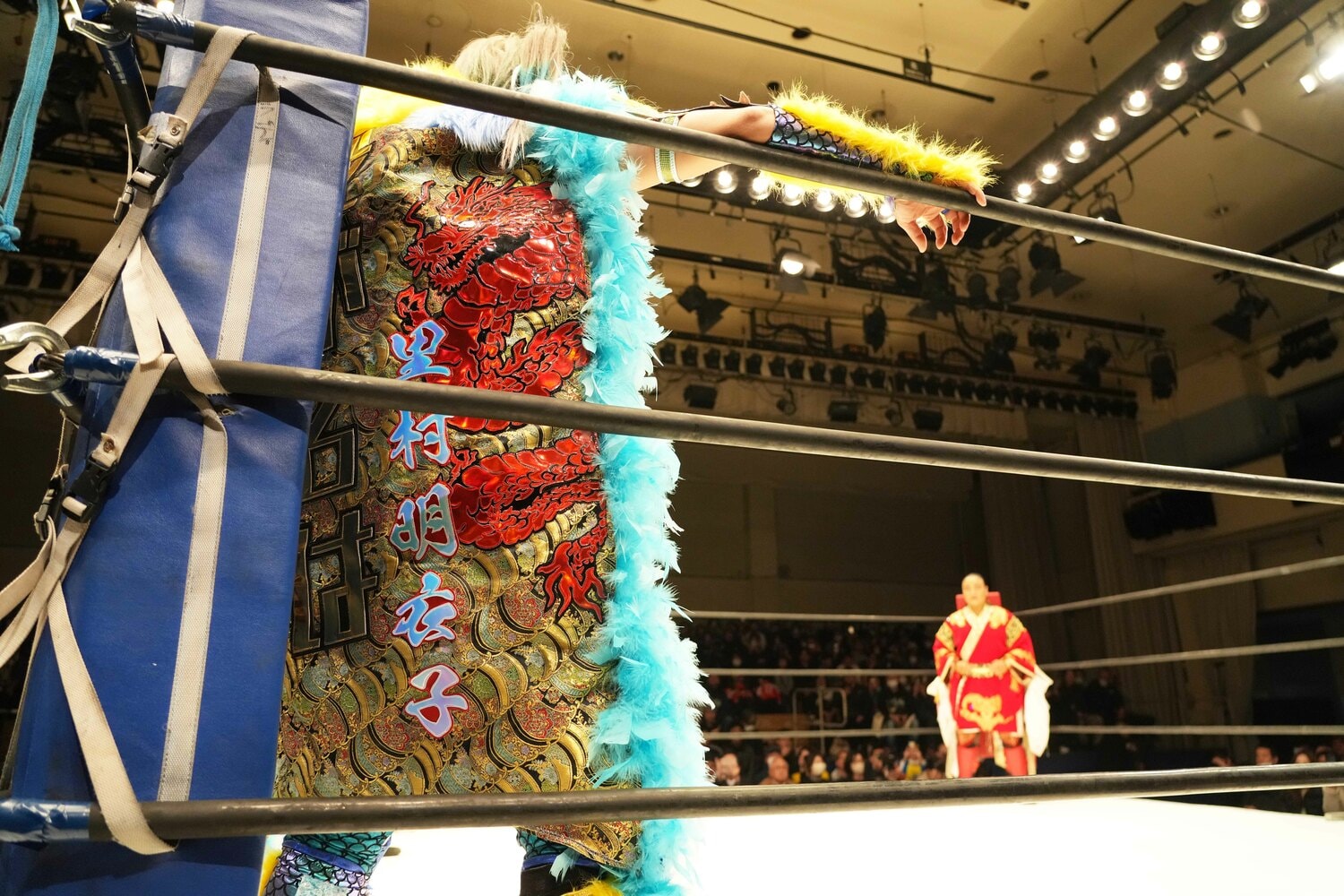 青コーナーのウナギ・サヤカ。ガウンの背中には「里村明衣子」の名が　©Essei Hara