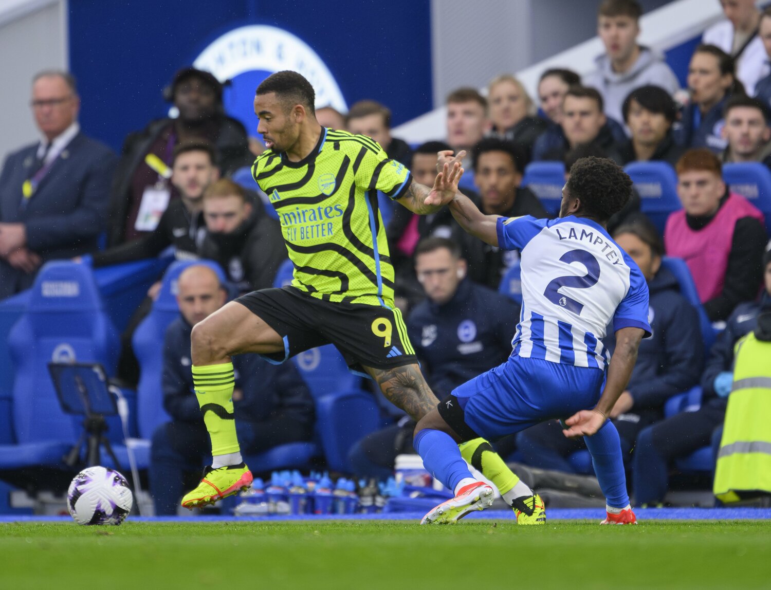 4月6日、ホームでのアーセナル戦。写真右上、ブライトンベンチに三笘薫の姿が確認できる。左隣には、やはり長期離脱中のMFソリー・マーチも　©Getty Images