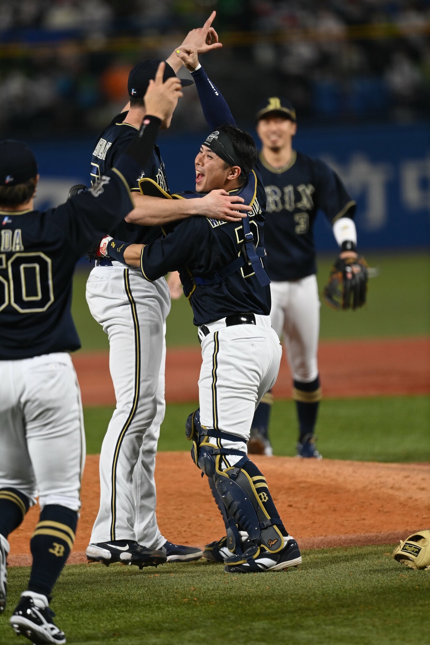 伏見からマスクを引き継ぎ、日本一歓喜の瞬間をマウンドで迎えた若月　©︎Naoya Sanuki