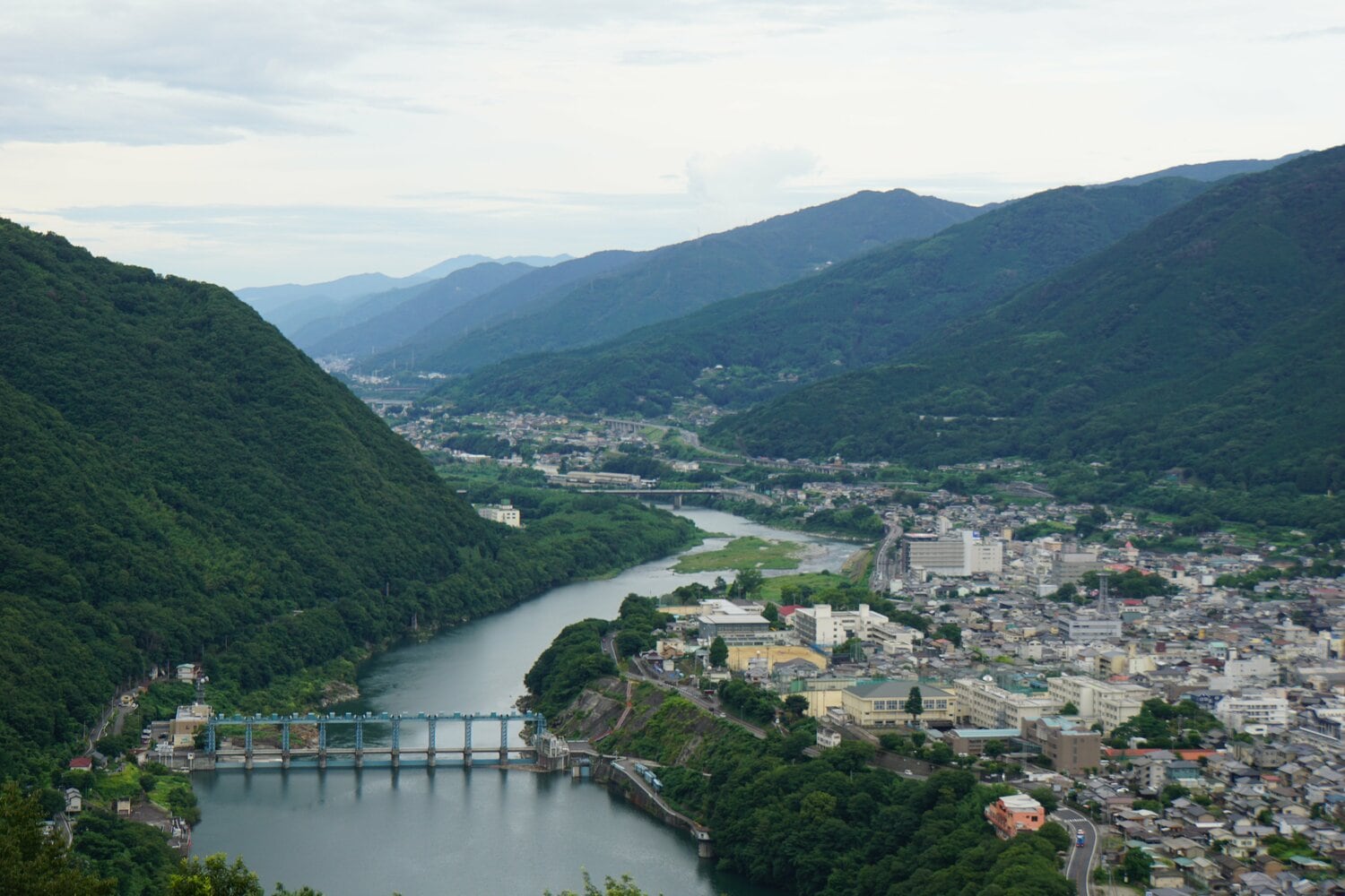 山に囲まれた池田町(徳島県三好市)の風景 ©NumberWeb