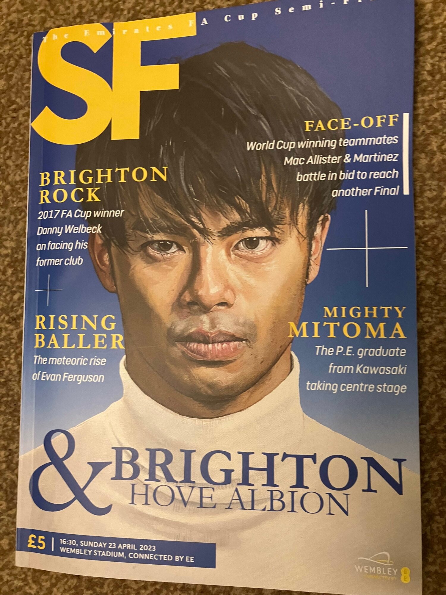 FA杯準決勝のマッチデープログラム。ブライトン版の表紙は三笘薫のイラストだった（なお、マンチェスター・ユナイテッド版の表紙はラッシュフォード）。三笘への注目の高さがうかがえる　©Kosuke Tajima