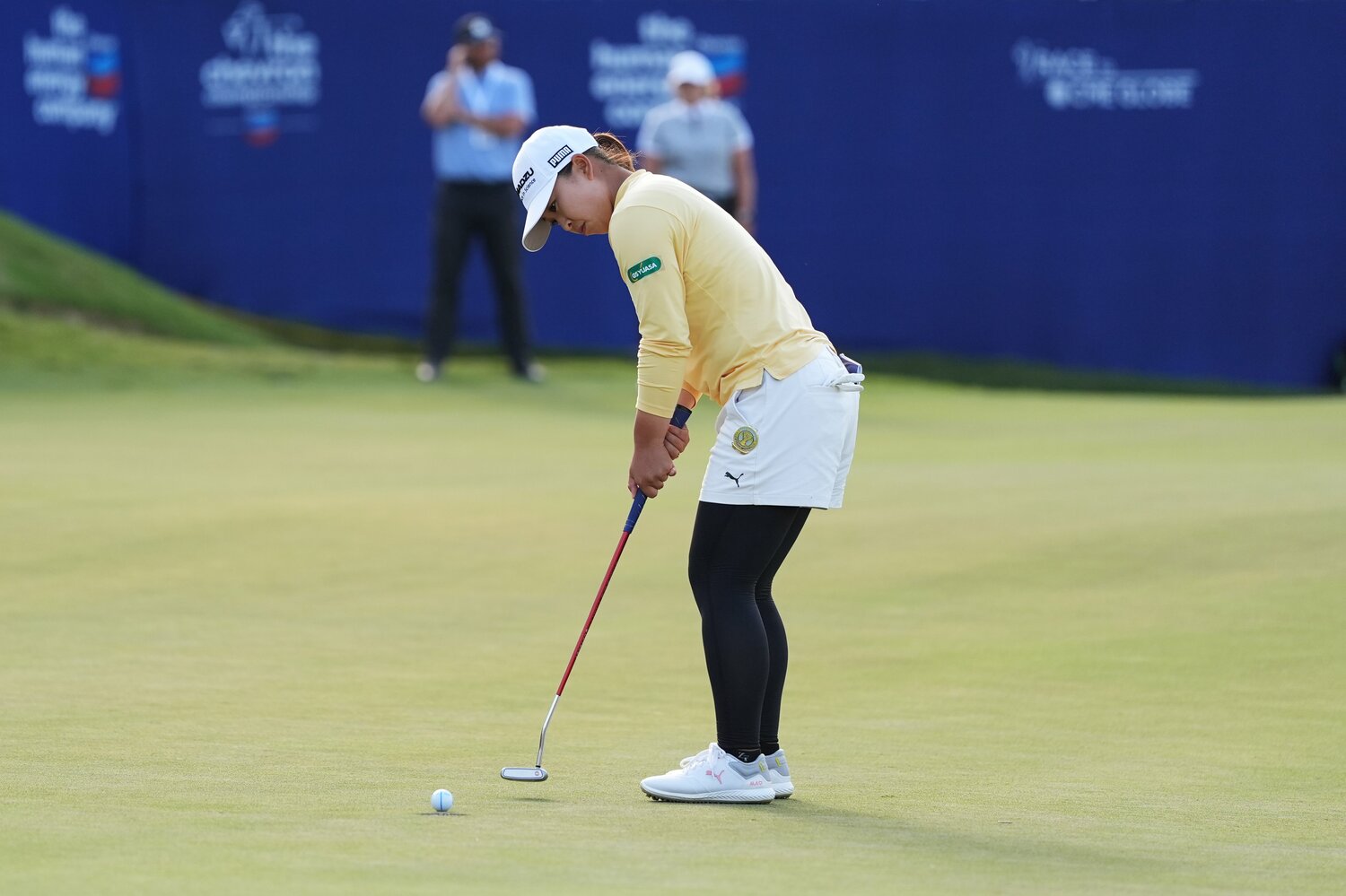 バーディーパットを冷静に沈める西郷真央　©︎Shizuka Minami