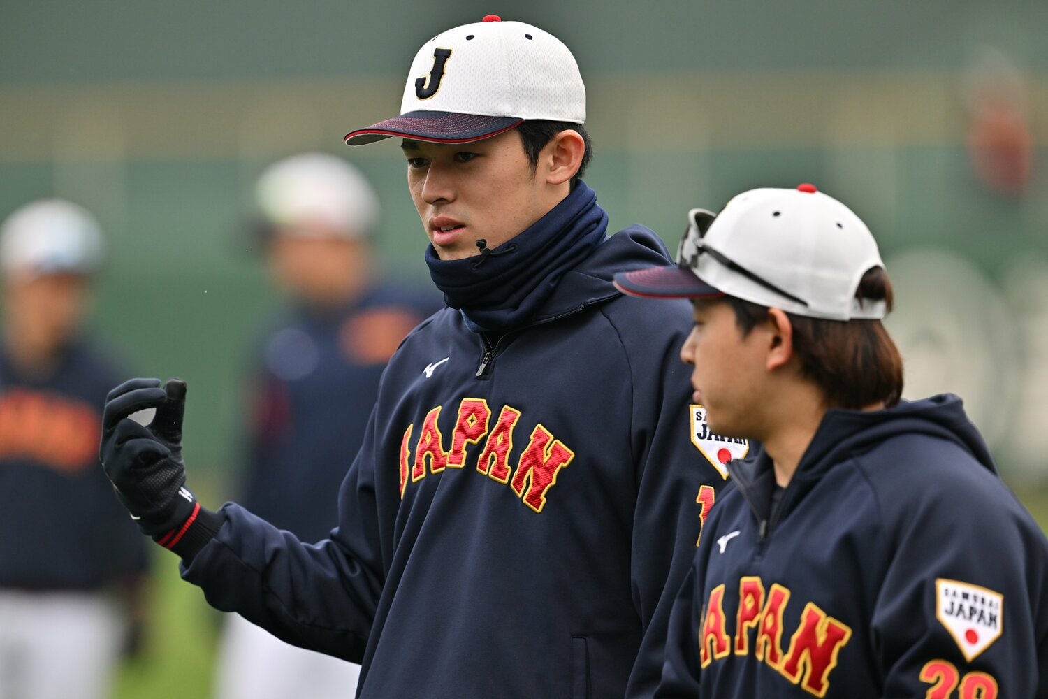 同い年で仲のいいロッテ・佐々木朗希とは身長差20cm以上。小柄な体だからこそ宮城は技術を磨き上げてきた　©︎Hideki Sugiyama