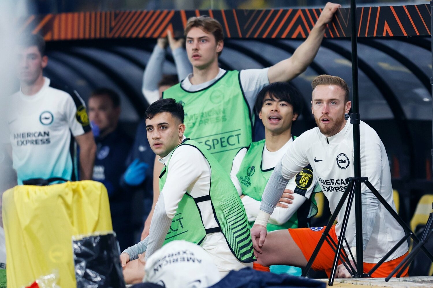 ベンチからチームを鼓舞する三笘らメンバー