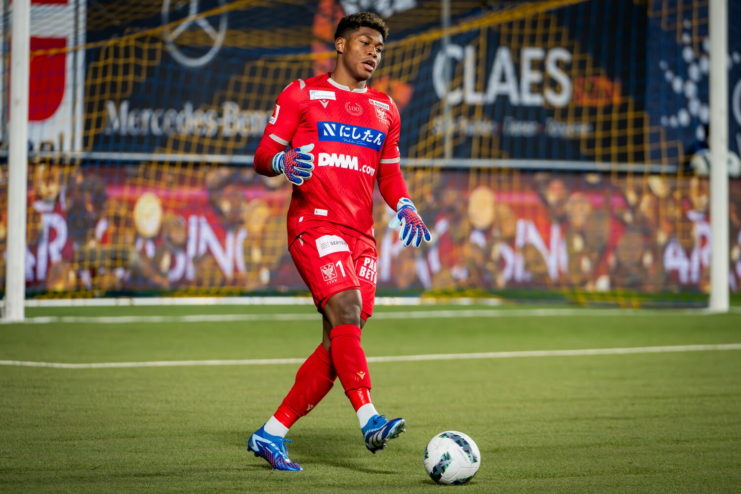 移籍1年目のシント・トロイデンで正GKを務める鈴木彩艶　©STVV