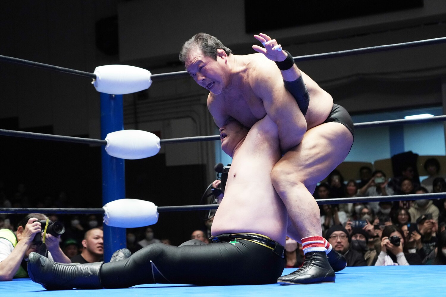 藤波辰爾のドラゴンスリーパー　©Essei Hara