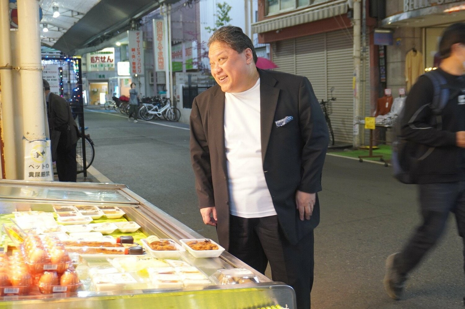 西成の街に馴染む金平。取材後、キルギスへ視察に　