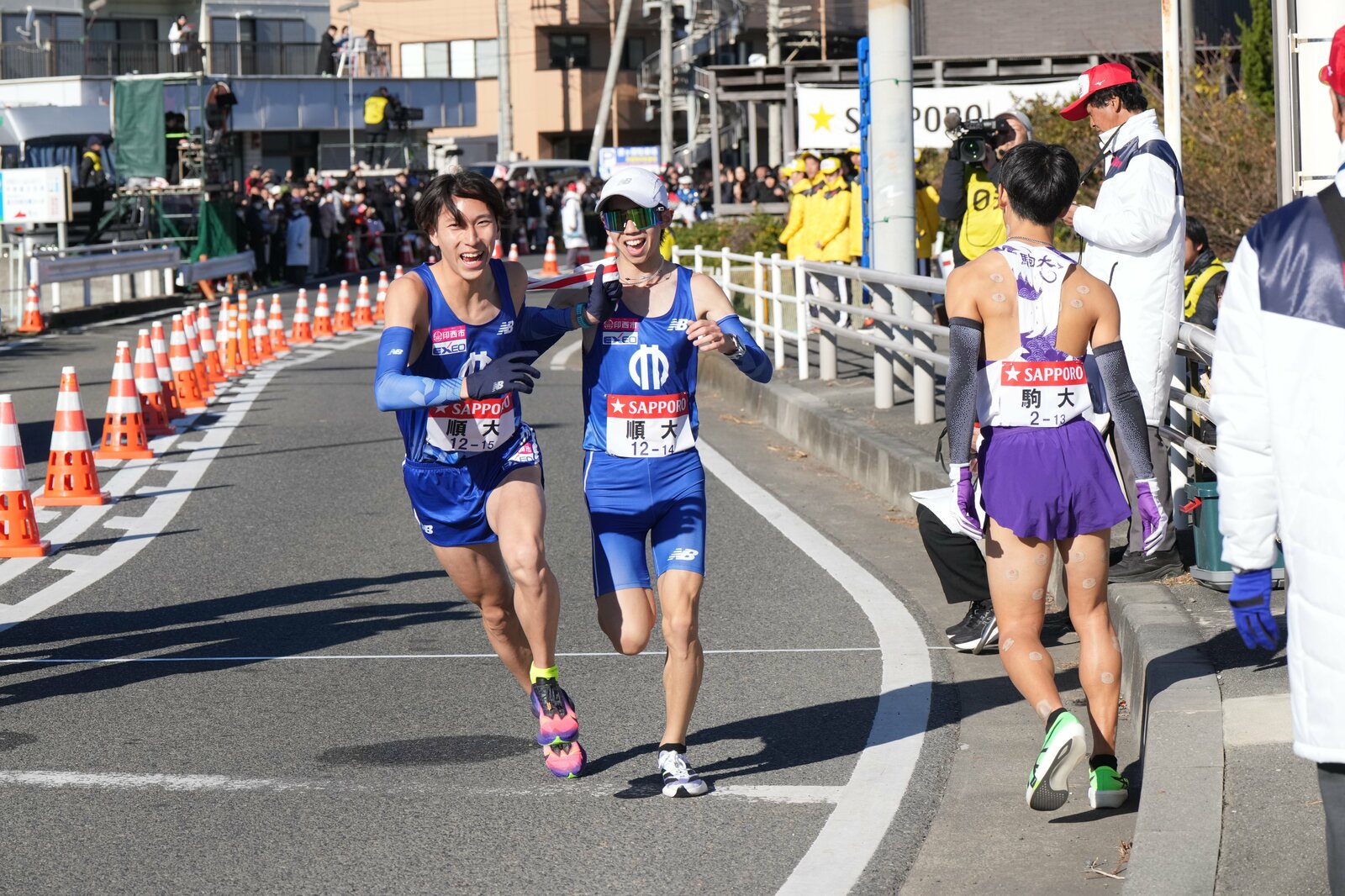 平塚中継所で8区・永原に襷を繋いだ玉目　photograph by JMPA