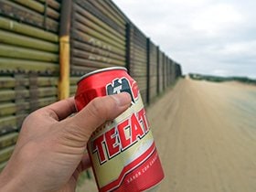 左手のメキシコ国境を歩きながら、メキシカンビール。
