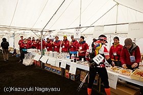 各エイドではドリンクの他にパンやフルーツも用意されている。ボランティアスタッフが笑顔と拍手でお出迎え。