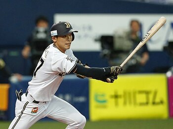 手袋なしで竹バットを振り込む──。交流戦首位打者・中川圭太の中学時代。＜Number Web＞ photograph by Kyodo News