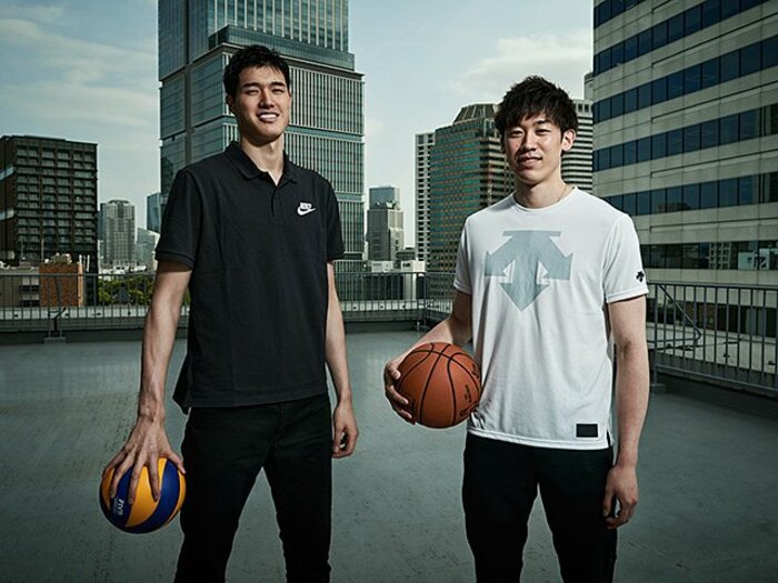 渡邊雄太と石川祐希、2人の天才。「海外を自分で経験することが大事」＜Number Web＞ photograph by Mari Amita