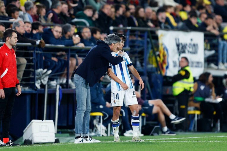 相手のラフプレーに軸を崩さなかった久保だが、指揮官の力強い指示には左腕に仰反った　©Daisuke Nakashima