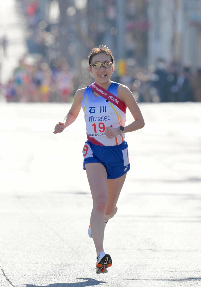 レース中は沿道の声援を受けながら終始、笑顔で走った五島　©︎JIJI PRESS