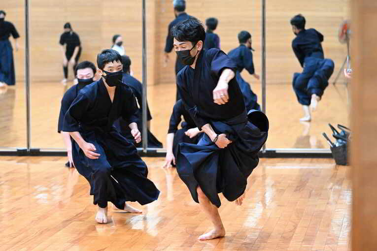 黒いマスクもあいまってさながら忍者のような戸崎総代表　©Keiji Ishikawa