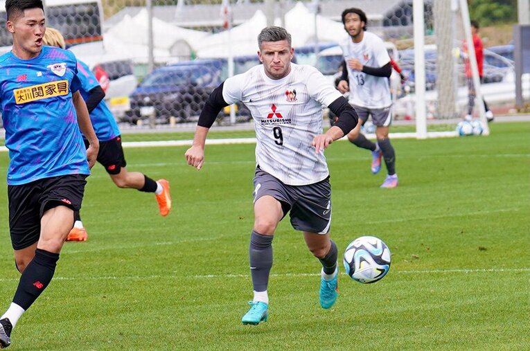 鳥栖との練習試合で仕掛けるブライアン・リンセン。スコルジャ新体制での爆発が期待される1人である ／ photograph by Atsushi Iio