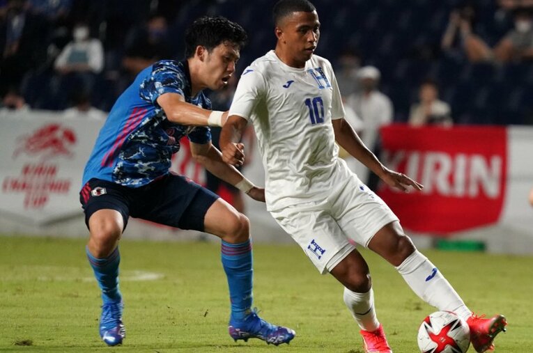 7月12日のホンジュラス戦にて、相手プレーヤーをマークする遠藤航。“チームの心臓”としての役割を期待される。 ／ photograph by Getty Images