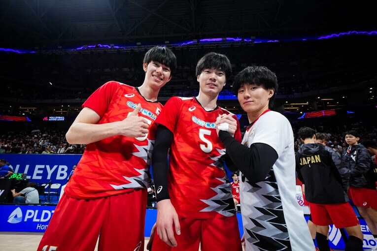 甲斐優斗、大塚達宣、小川智大（VNLオランダ戦）　©︎Volleyball World