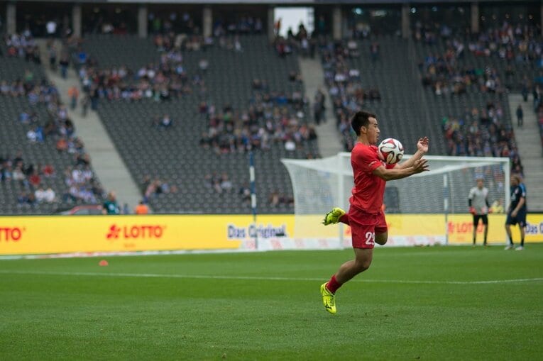 2014-15シーズンの岡崎　©Sports Graphic Number